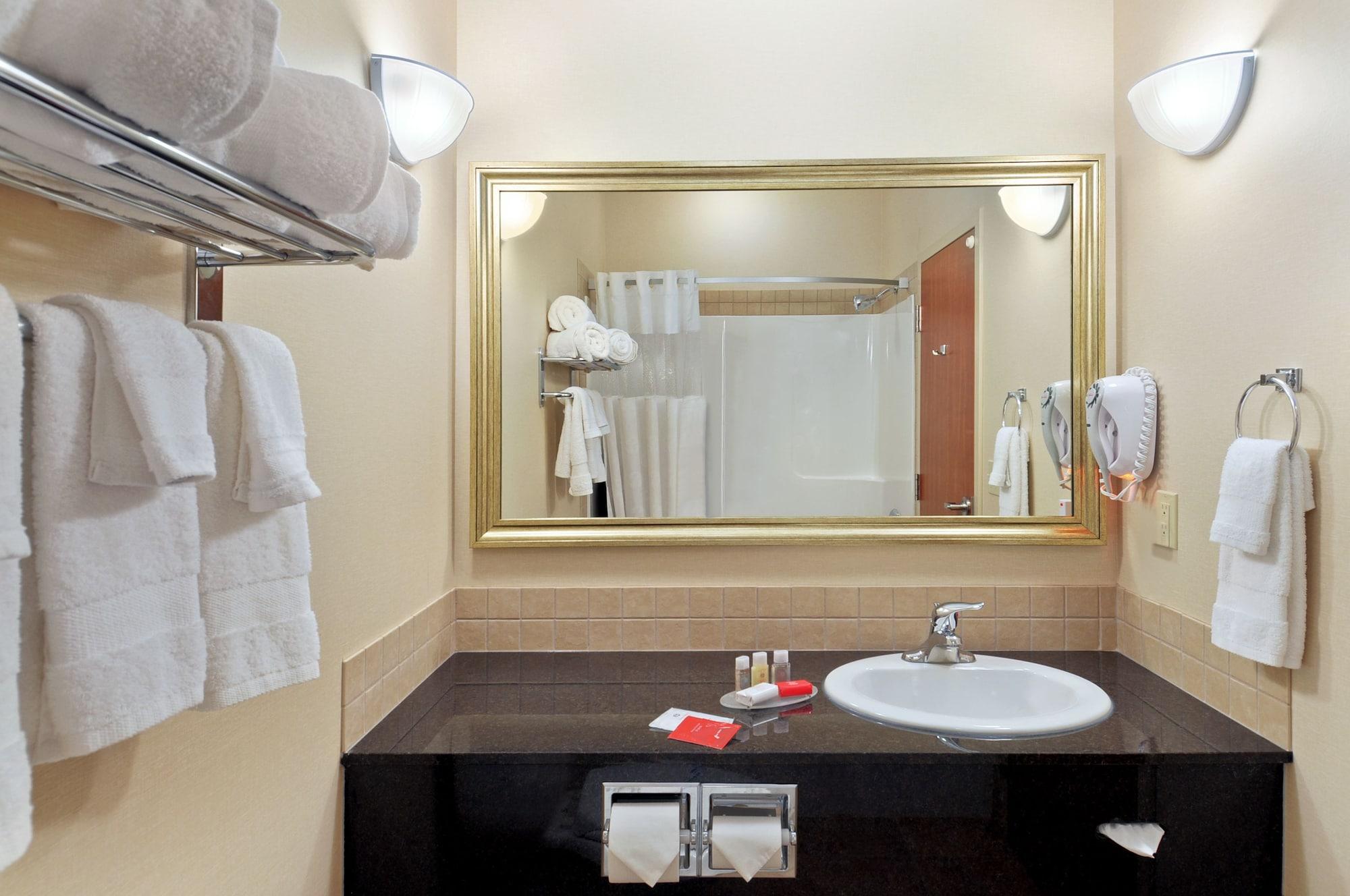 Ramada By Wyndham Lac La Biche Екстер'єр фото