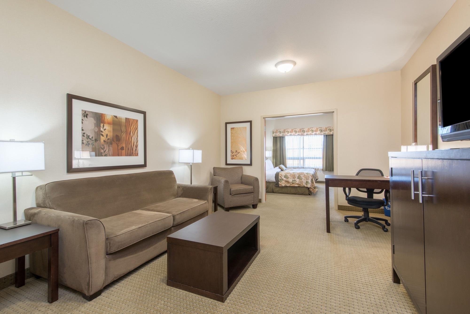 Ramada By Wyndham Lac La Biche Екстер'єр фото