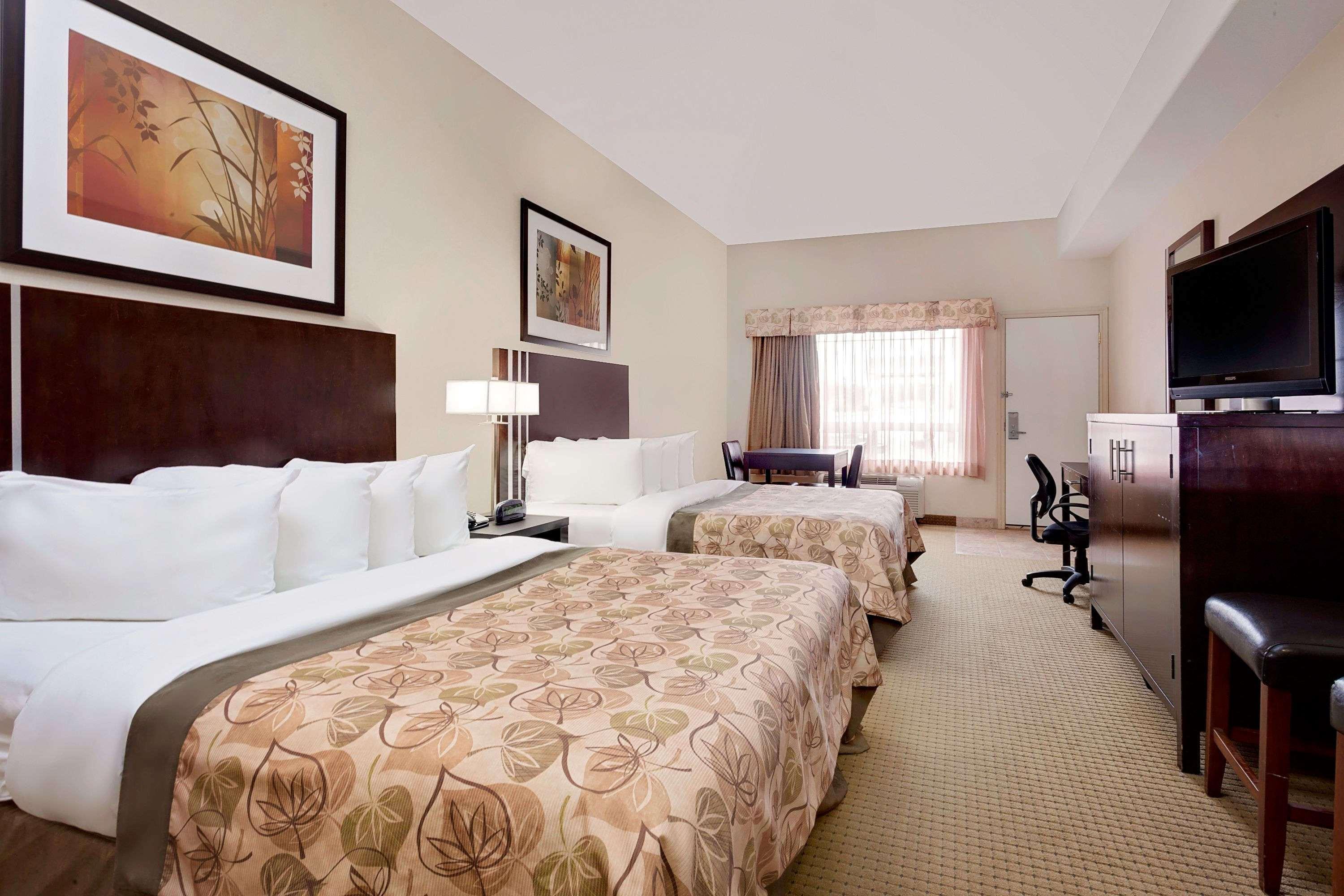 Ramada By Wyndham Lac La Biche Екстер'єр фото