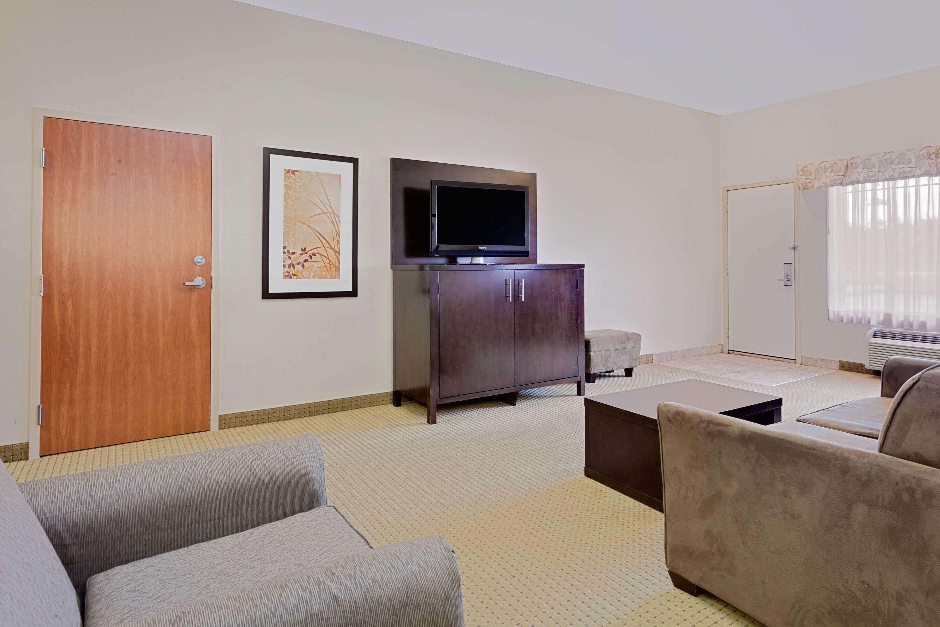Ramada By Wyndham Lac La Biche Екстер'єр фото