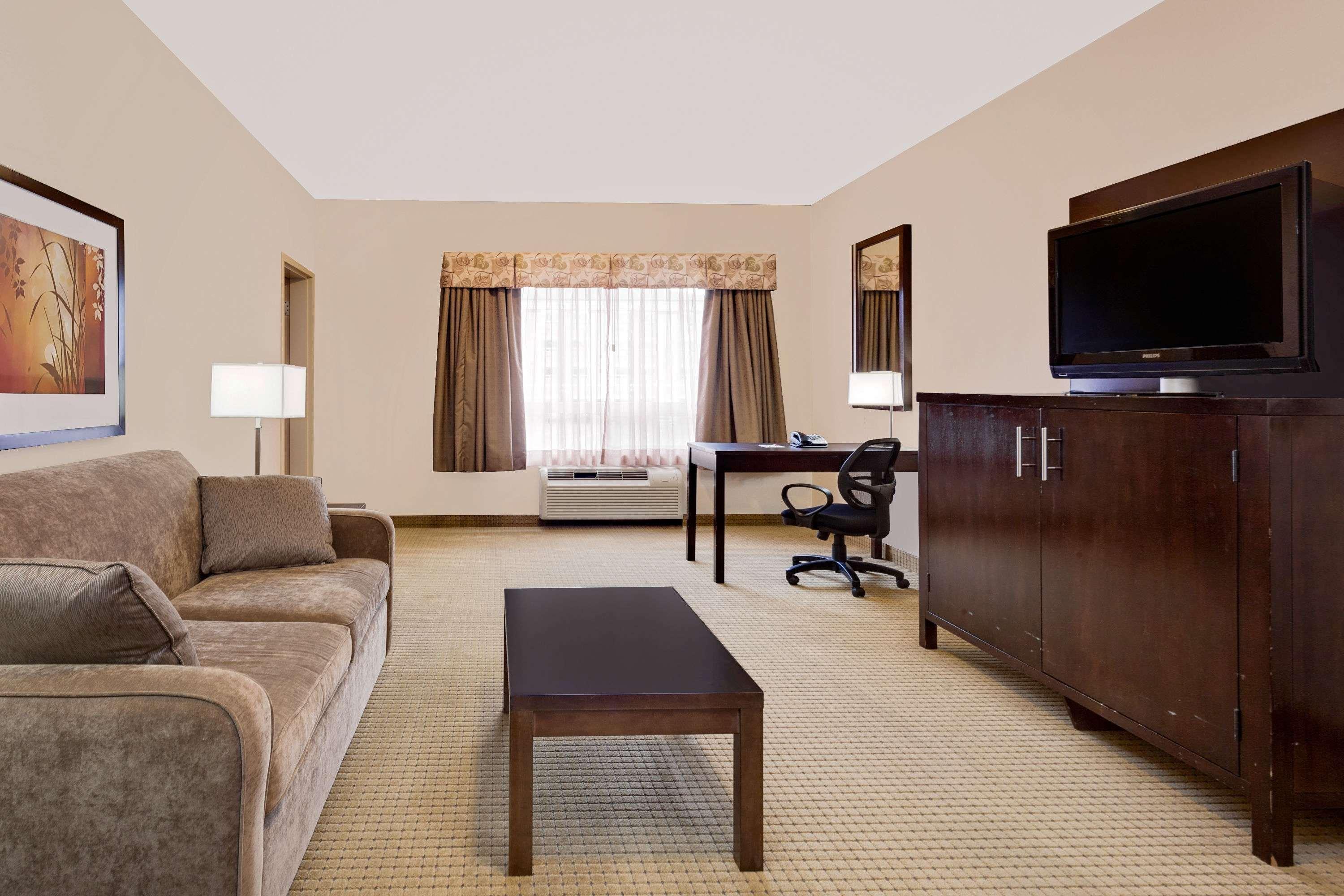 Ramada By Wyndham Lac La Biche Екстер'єр фото