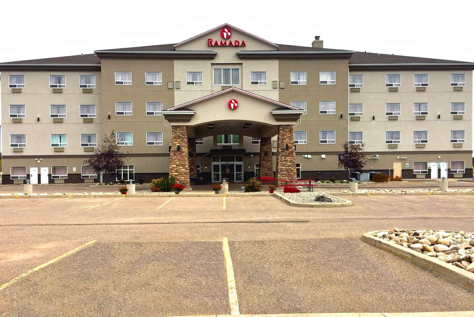 Ramada By Wyndham Lac La Biche Екстер'єр фото