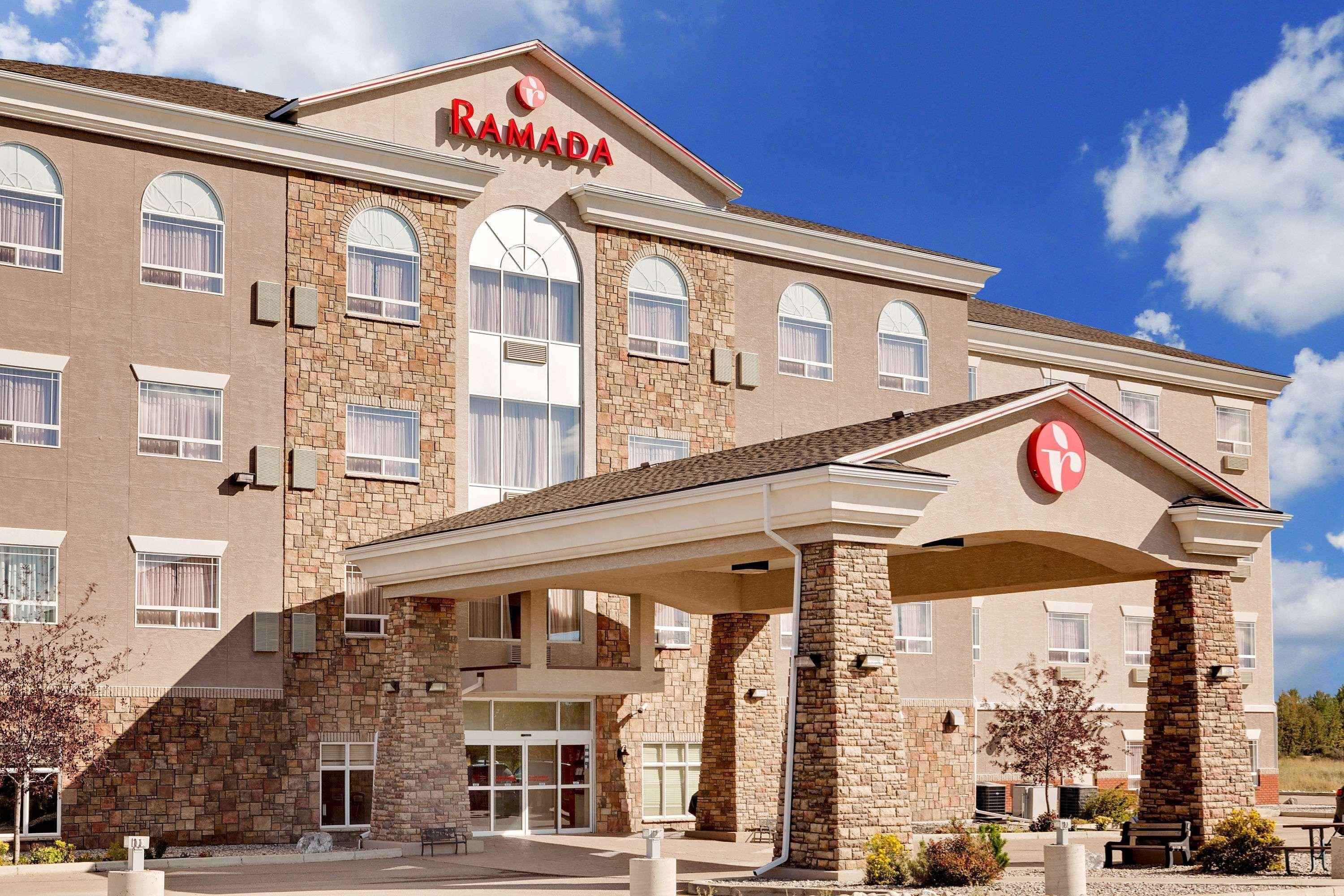 Ramada By Wyndham Lac La Biche Екстер'єр фото