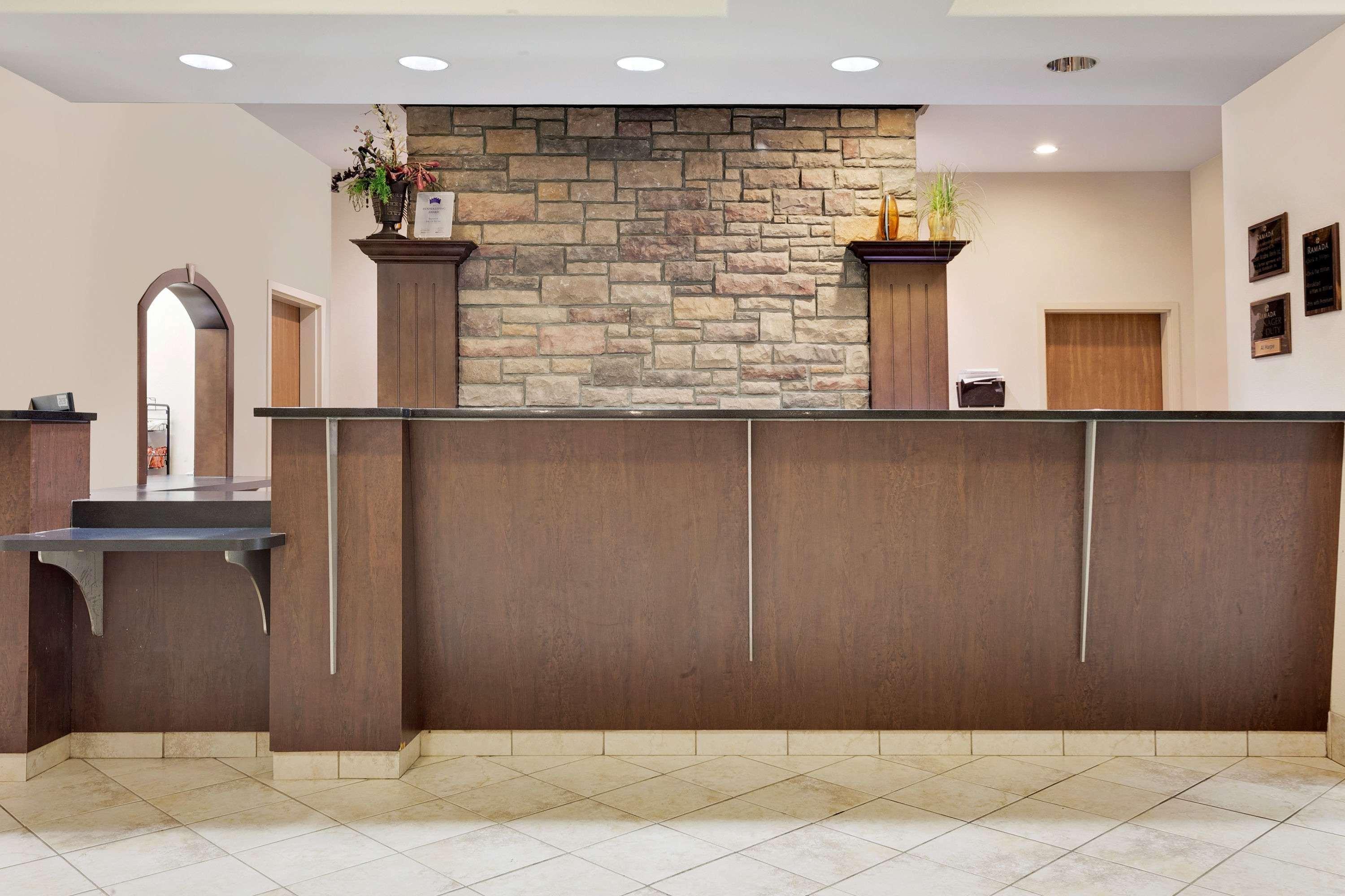 Ramada By Wyndham Lac La Biche Екстер'єр фото