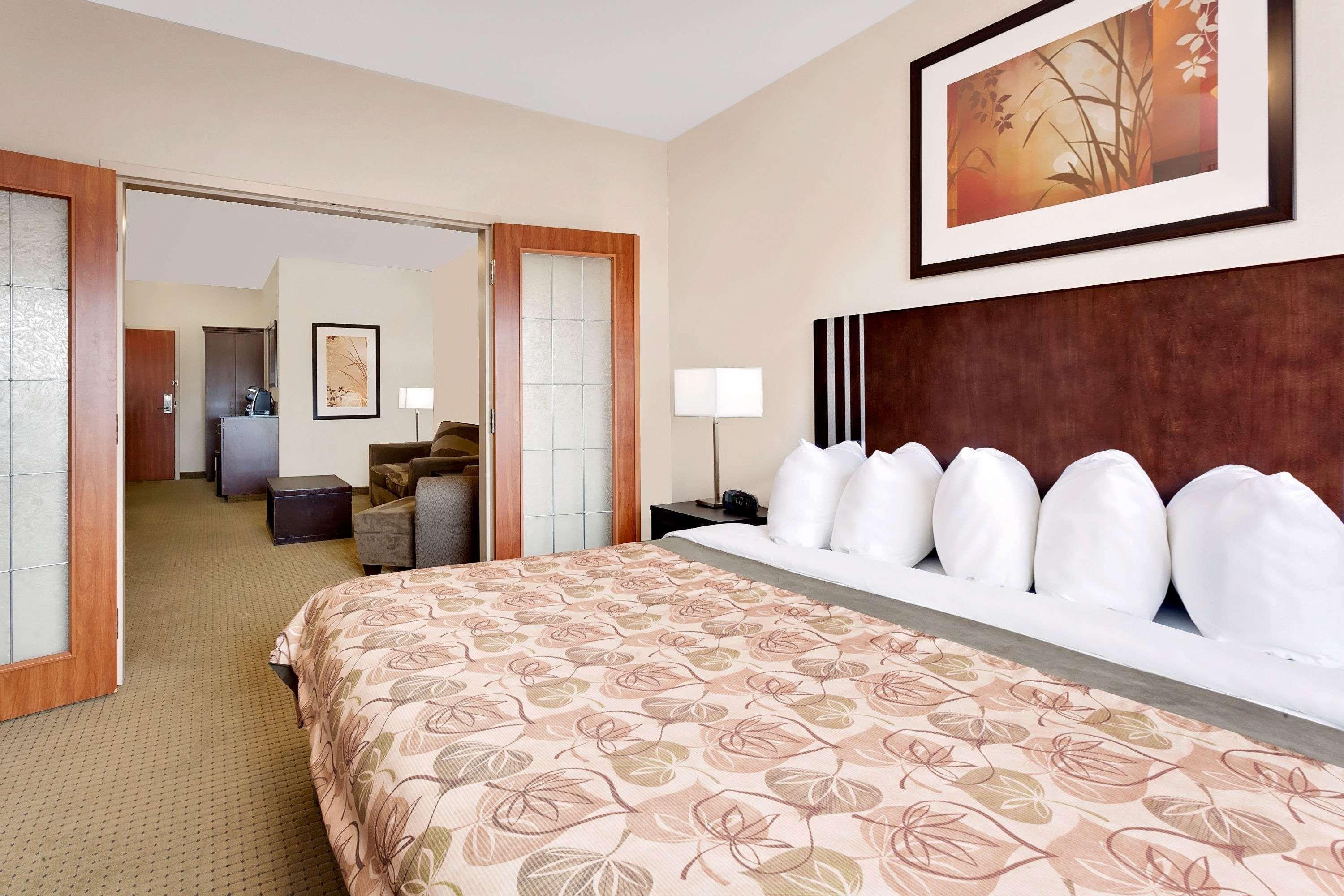 Ramada By Wyndham Lac La Biche Екстер'єр фото