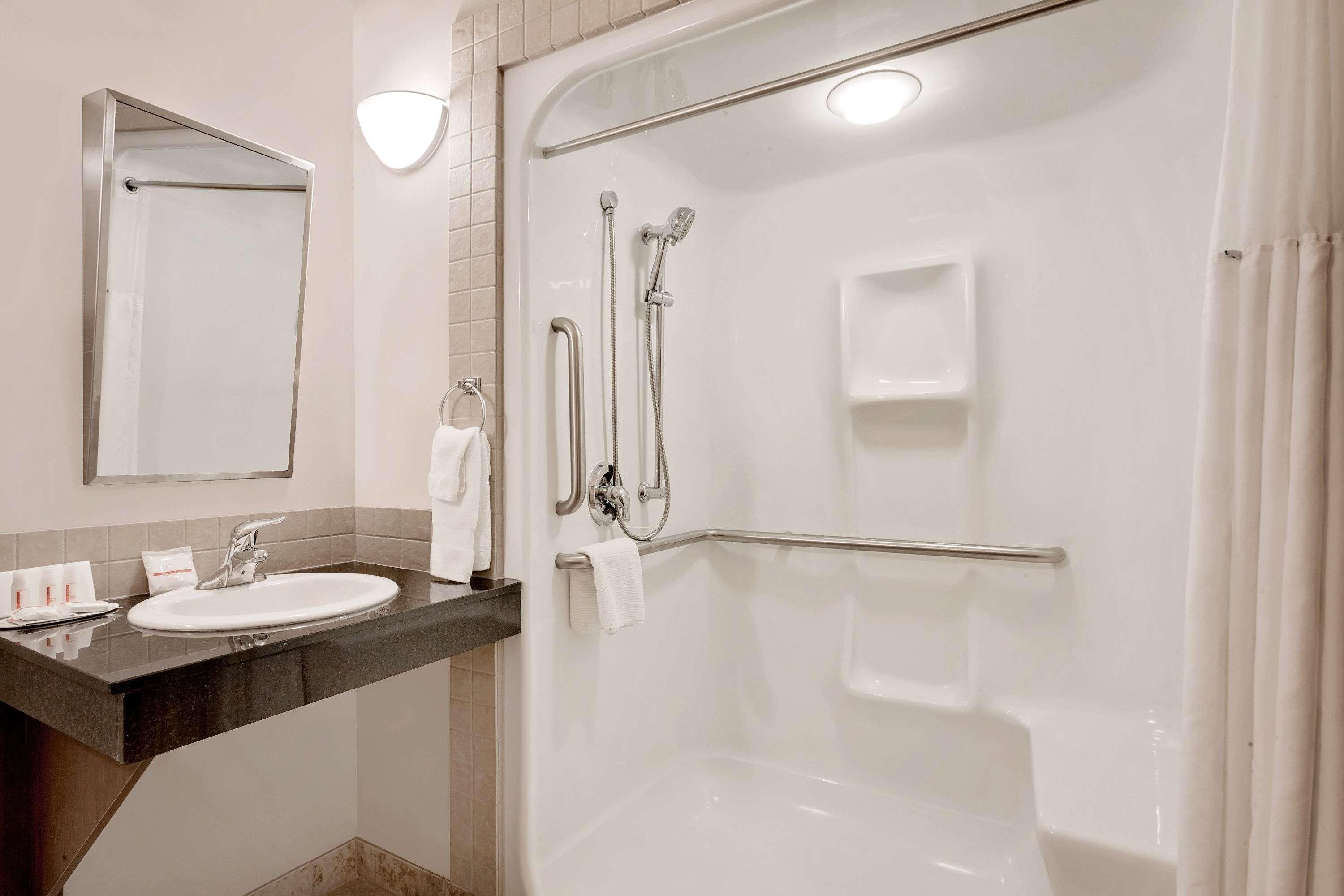 Ramada By Wyndham Lac La Biche Екстер'єр фото