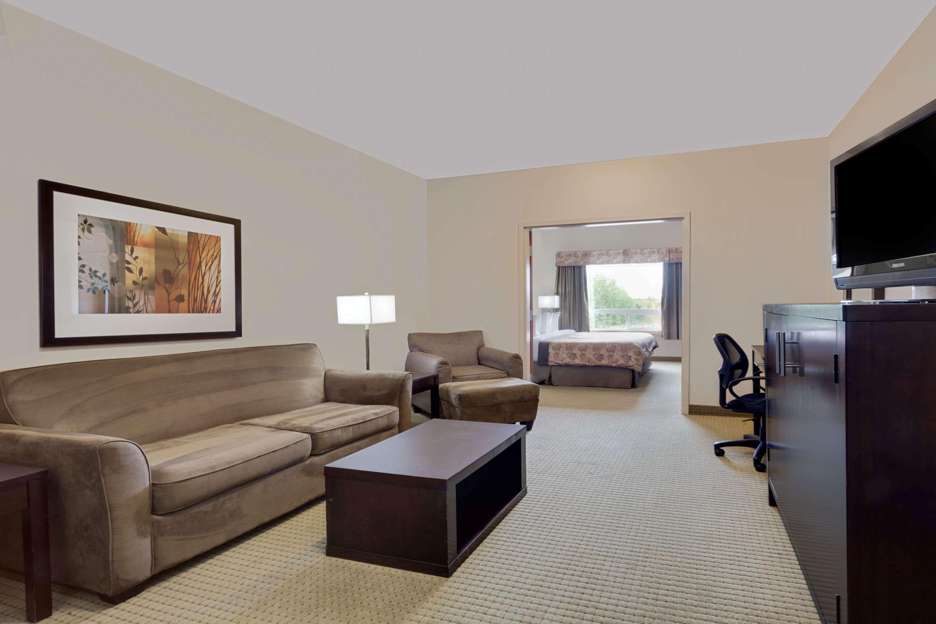 Ramada By Wyndham Lac La Biche Екстер'єр фото