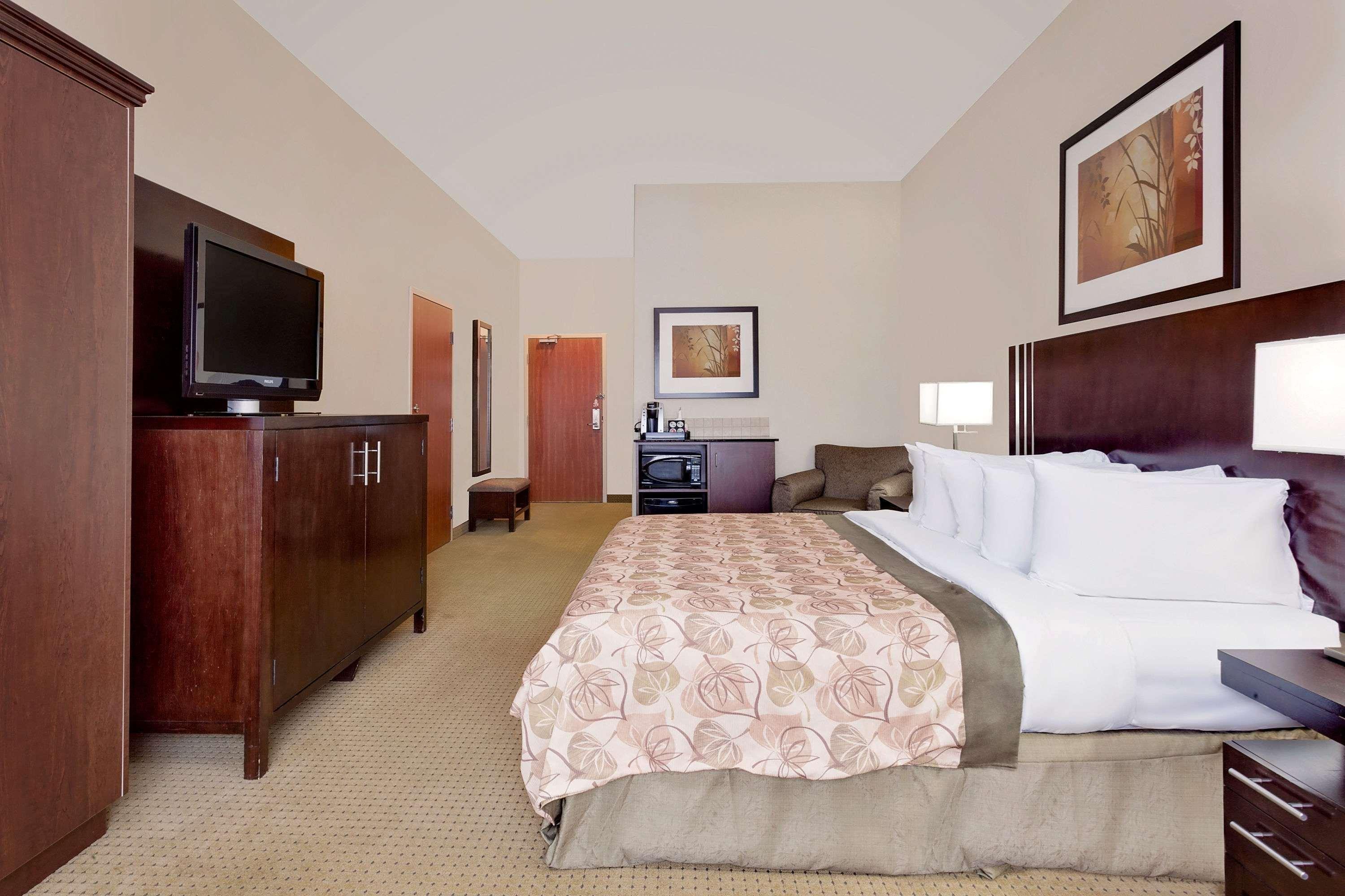 Ramada By Wyndham Lac La Biche Екстер'єр фото