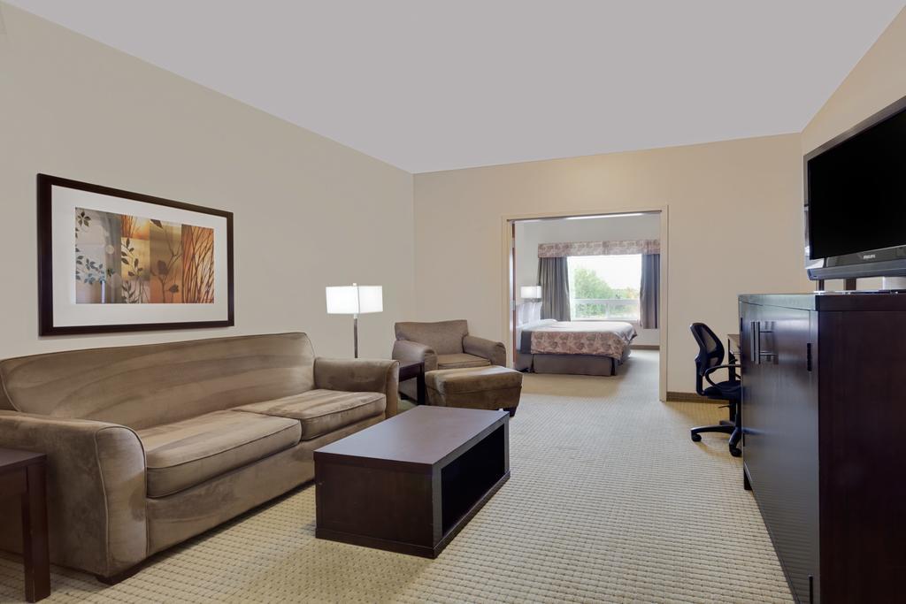 Ramada By Wyndham Lac La Biche Екстер'єр фото