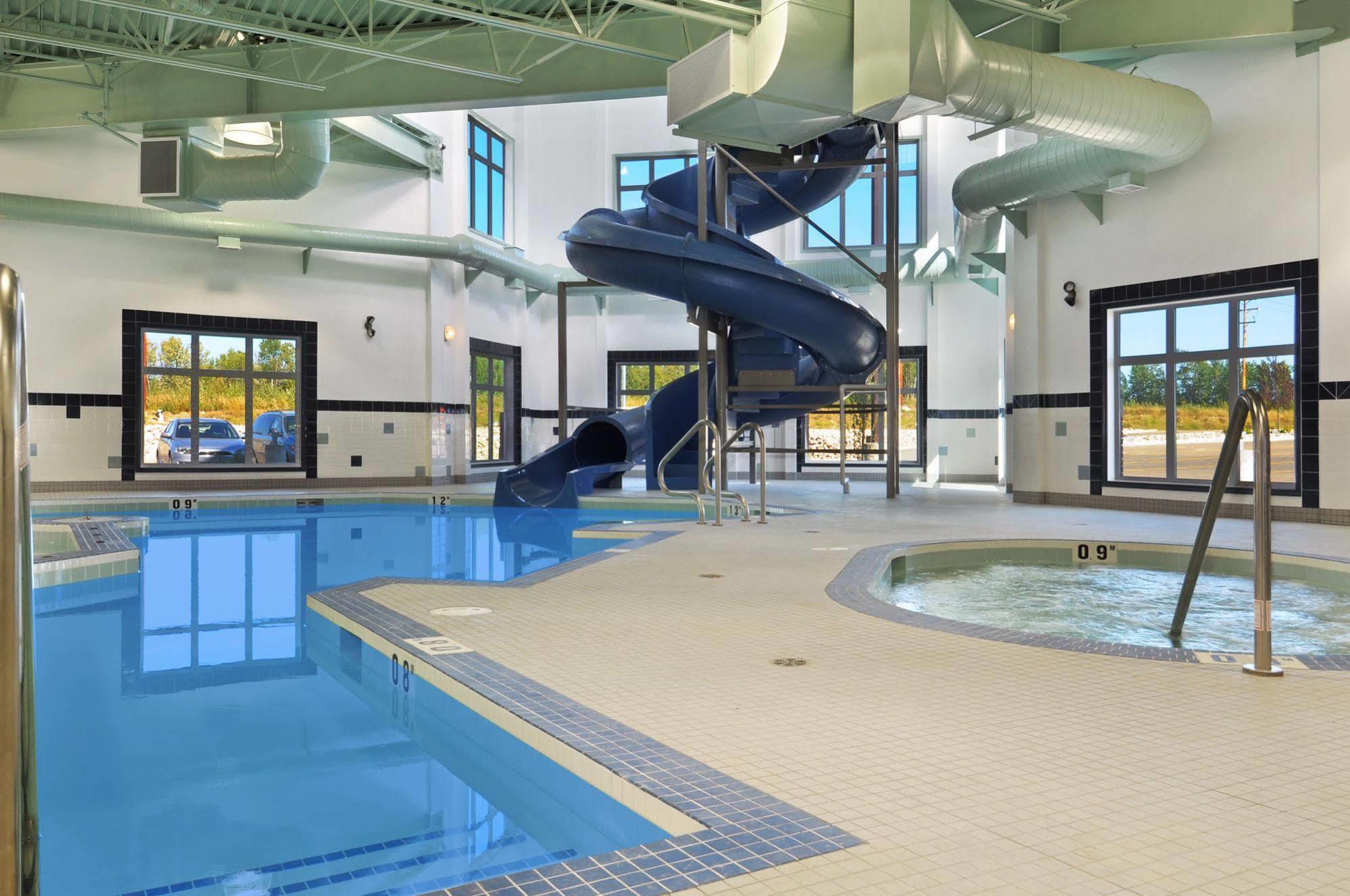 Ramada By Wyndham Lac La Biche Екстер'єр фото