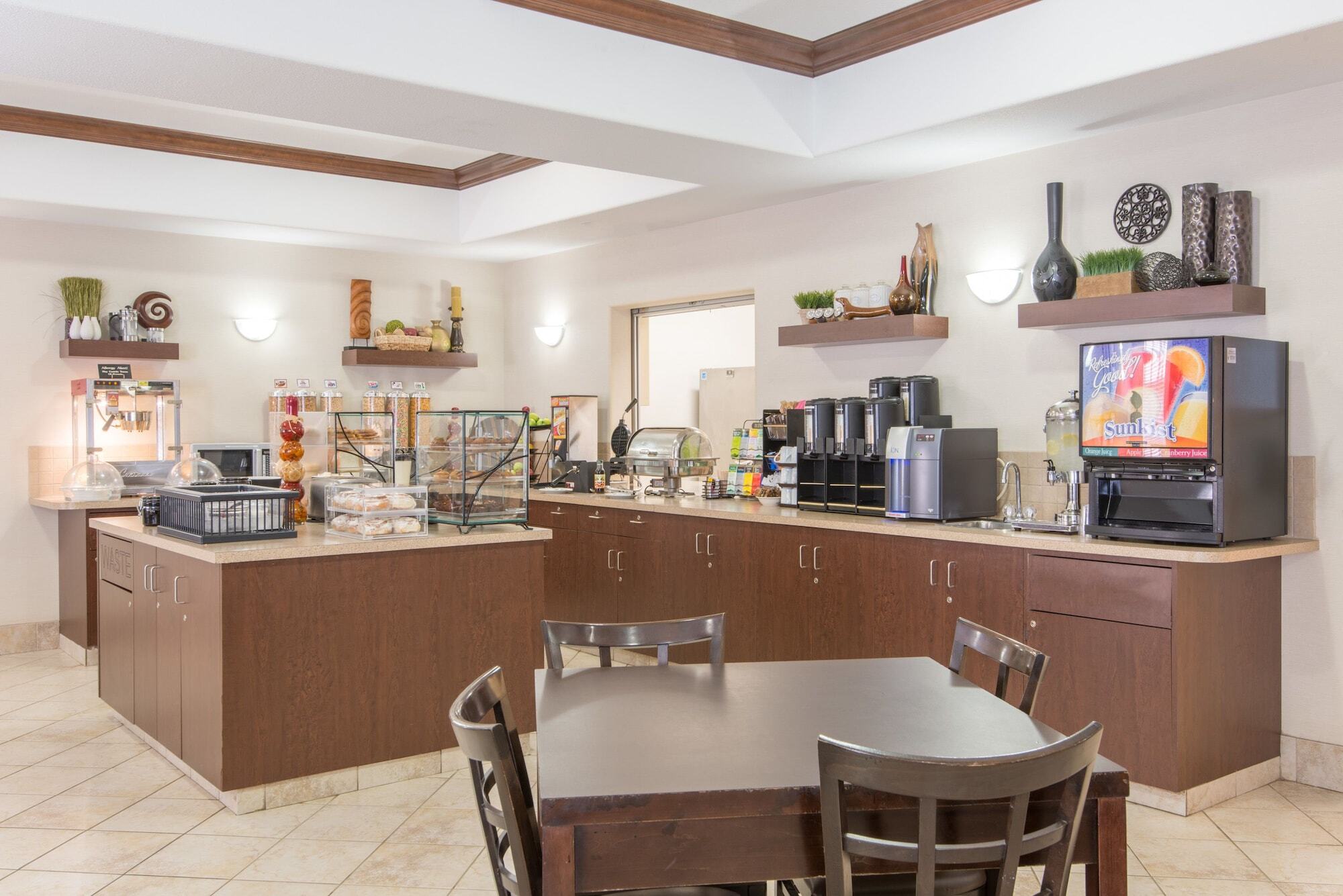 Ramada By Wyndham Lac La Biche Екстер'єр фото