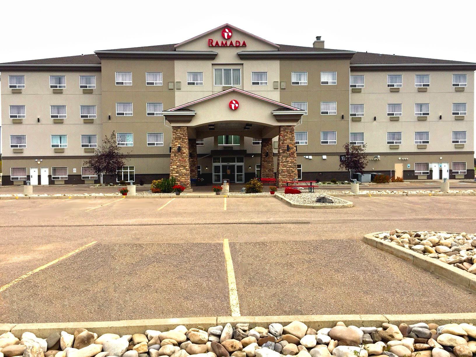Ramada By Wyndham Lac La Biche Екстер'єр фото
